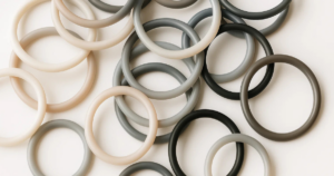 anel de silicone de diferentes tamanhos e com cores neutras