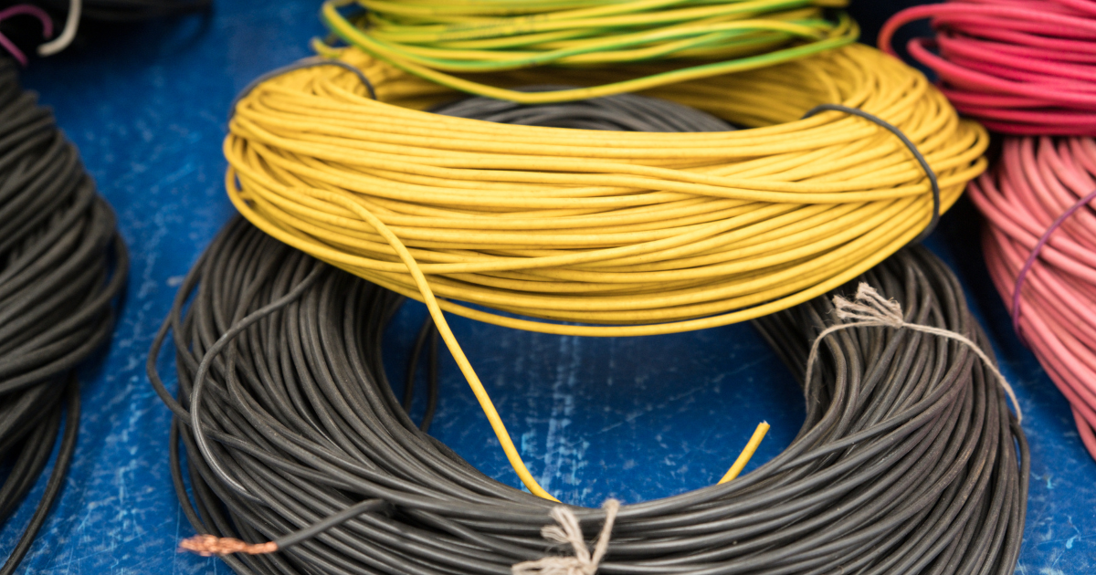 Read more about the article Condutor isolante: entenda as diferenças e o papel do composto de silicone nas aplicações elétricas