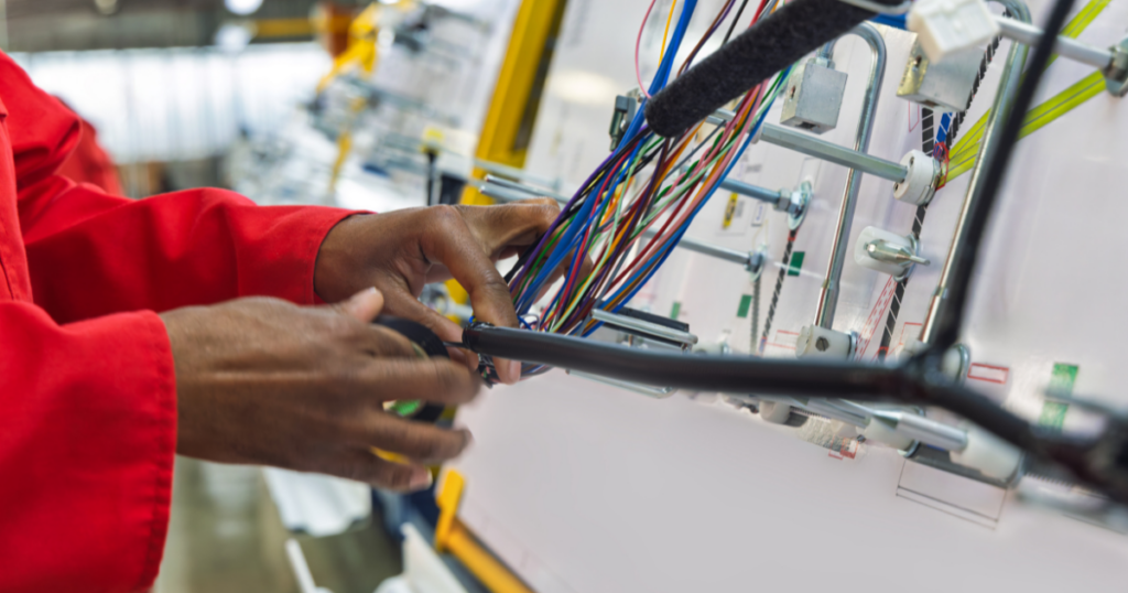 fios e cabos elétricos em ambiente industrial com revestimento de silicone para isolamento e proteção elétrica